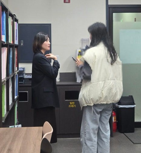 설명회 후 학부모님과 이야기 나누는 원장님